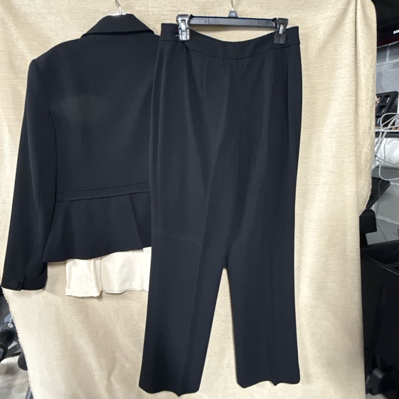 Talbots Black Women's Pantsuit 2 piece Set, size 10 - Picture 4 of 4